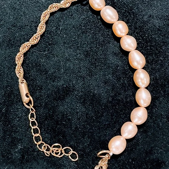 Elegant Pink Pearl Bracelet with Gold Chain - Picture 2 of 3